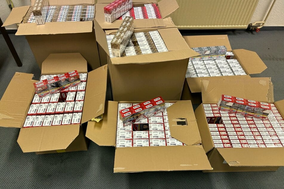 Ein Mann aus Polen brachte Zehntausende gefälschte Zigaretten nach Deutschland und flog auf.