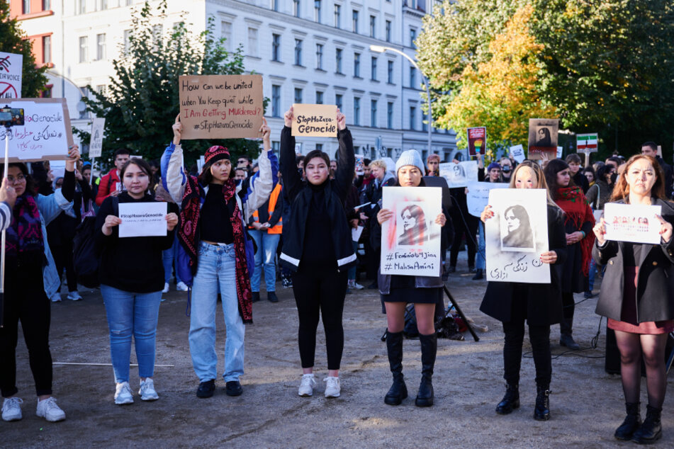 Auf dem Oranienplatz versammelten sich bereits Anfang Oktober mehrere Menschen und solidarisierten sich mit den Aufständen im Iran. (Archivbild)