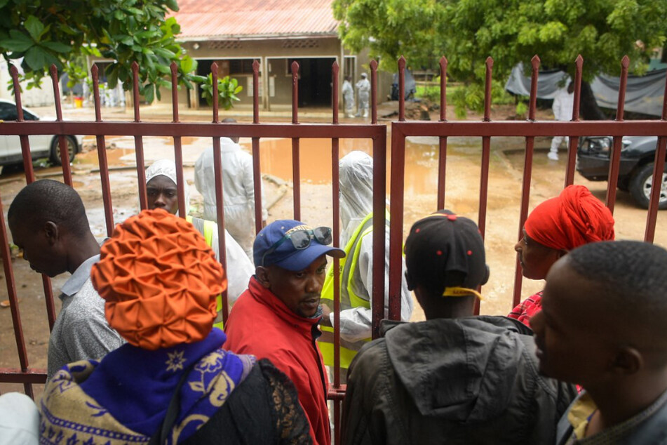 Freunde und Angehörige der Opfer stehen vor den Toren des Bestattungsinstituts des Bezirks Malindi.