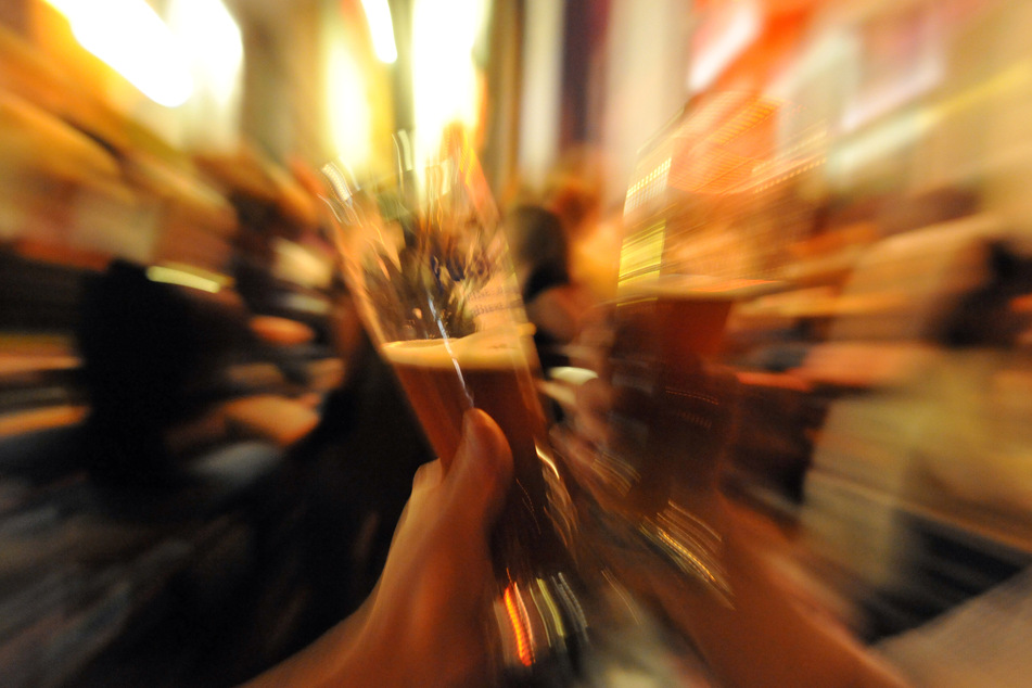 Ein fliegendes Bierglas hat einem jungen Mann aus dem Kreis Ravensburg mächtig Ärger eingebrockt. (Symbolbild)