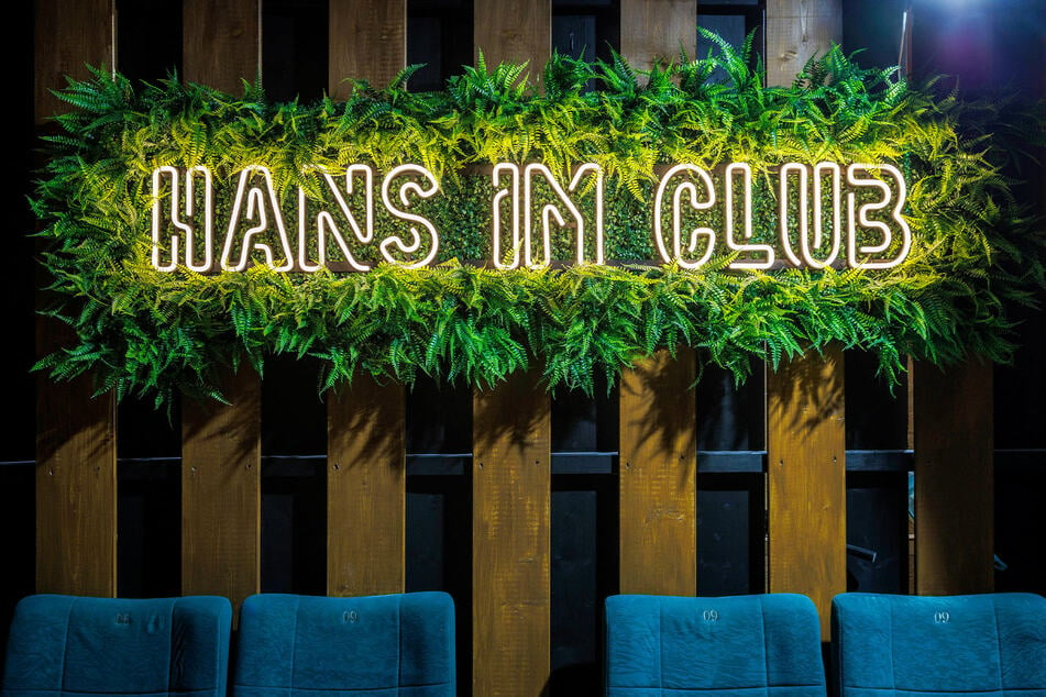 "Hans im Club"-Schriftzüge sind auf jedem Dancefloor der Disco zu finden.