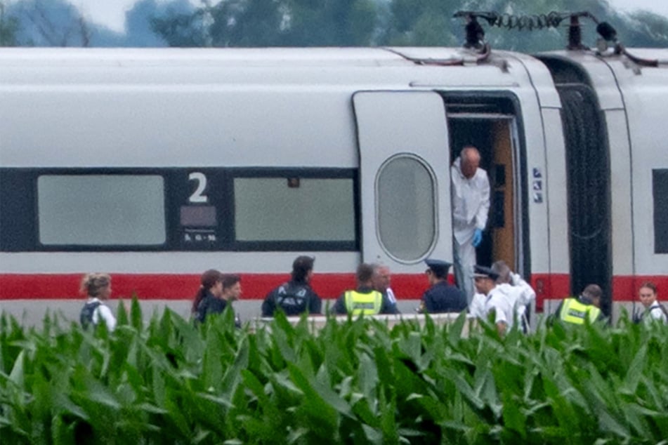 Großeinsatz im ICE: Angreifer mit Axt und Hammer, Fahrgäste überwältigen ihn