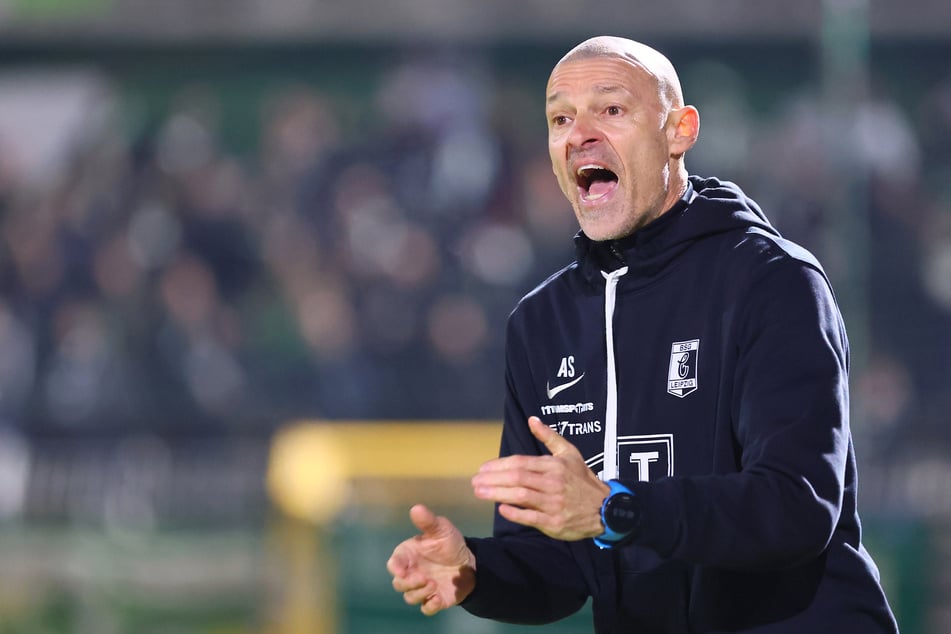 Trainer Alexander Schmidt (57) rechnet fest damit, dass bei Chemie Leipzig zeitnah der "Knoten richtig platzt".