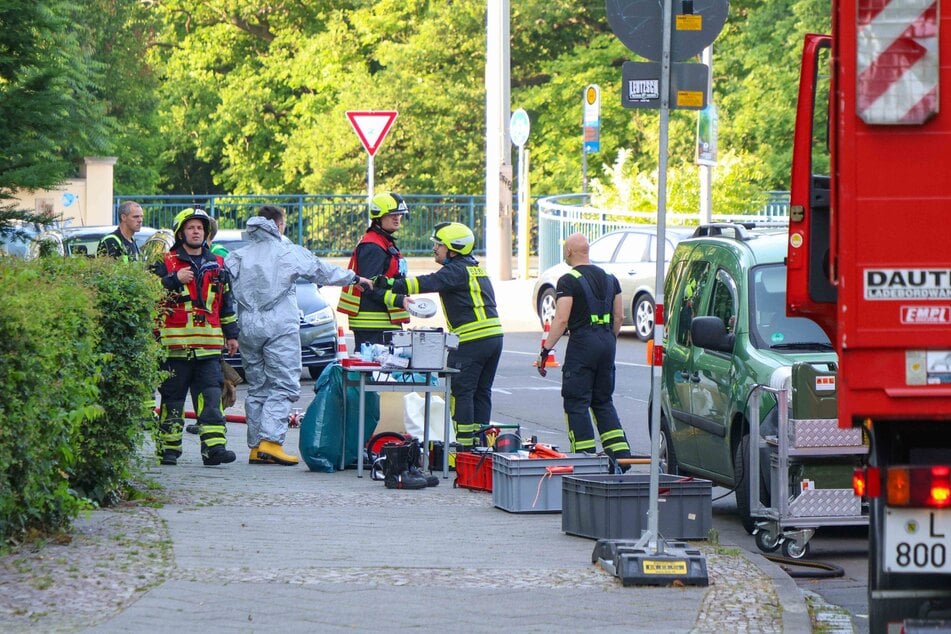 Experten untersuchen den Kanister.
