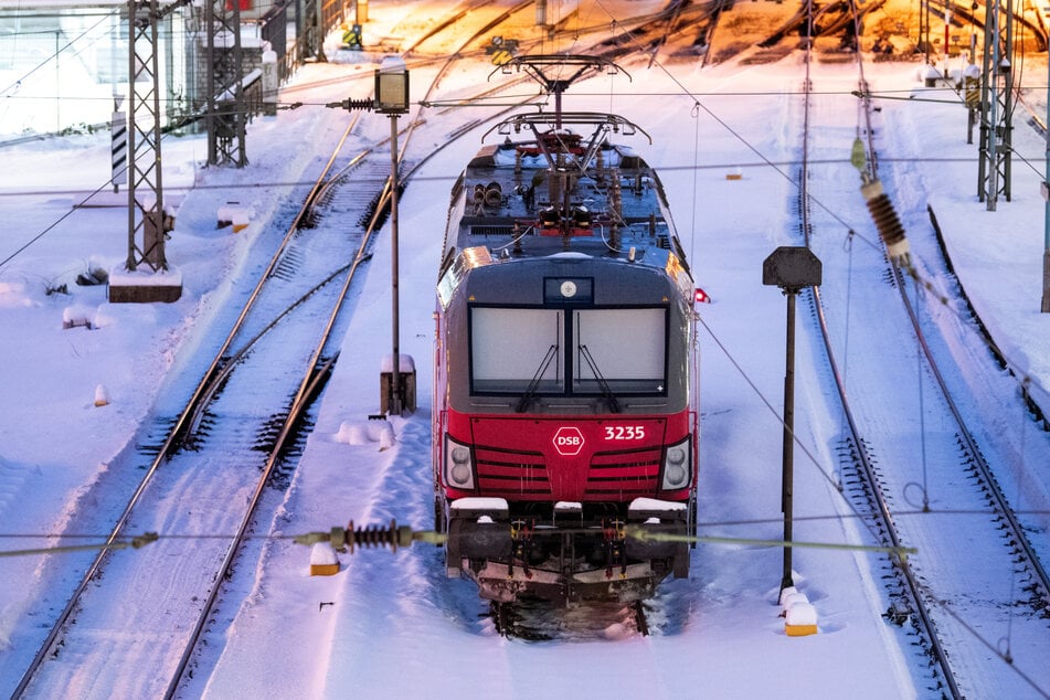 Im Norden Deutschlands müssen die Menschen bis mindestens Samstagmittag mit Zugausfällen und Einschränkungen im Bahnverkehr rechnen.