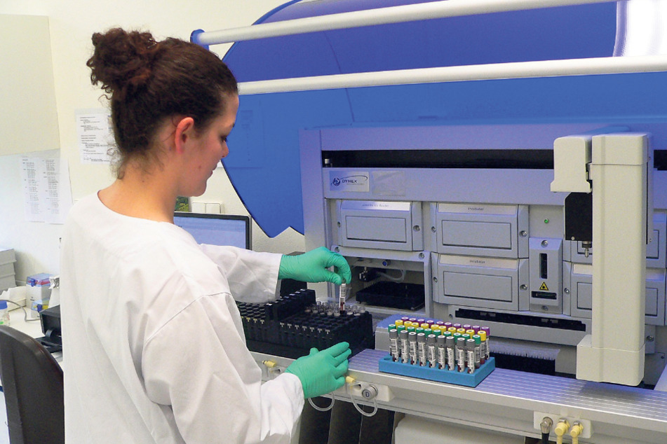 Eine Mitarbeiterin der Landesuntersuchungsanstalt beim Test von Proben.