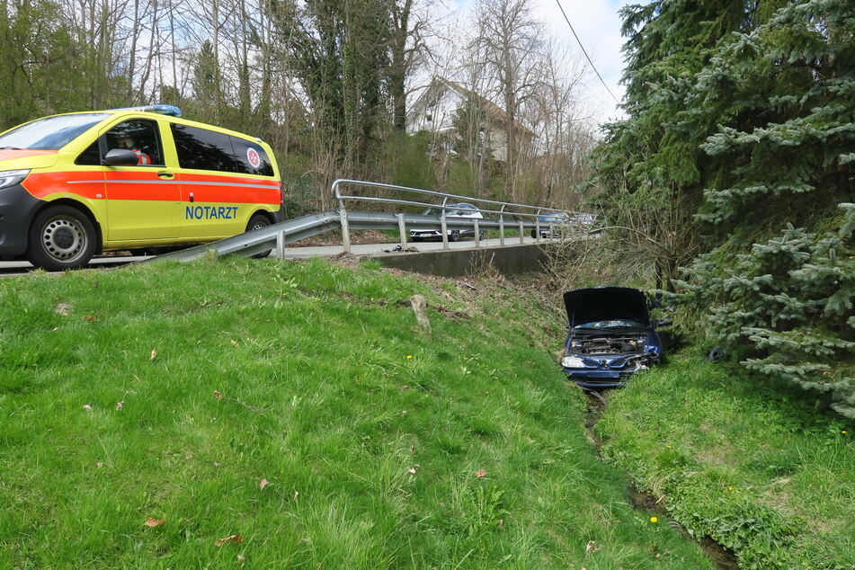 Der Renault-Fahrer kam mit seinem Fahrzeug von der Fahrbahn ab, fuhr auf der Leitplanke entlang und stürzte schließlich in den Bach.