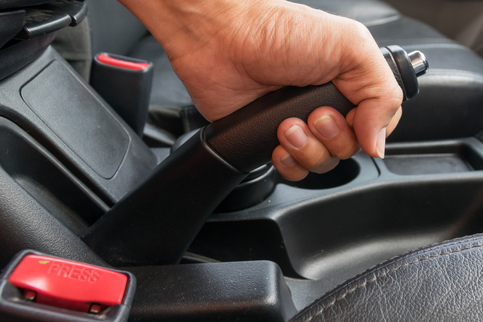 Handbremse vergessen! Auto ohne Fahrer überrollt 70-Jährige