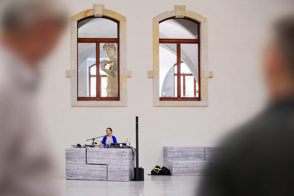 Musik zur "Blauen Stunde": Die Dresdner Gitarristin Anna-Lucia Rupp hat die Wiedereröffnung des Albertinums untermalt.
