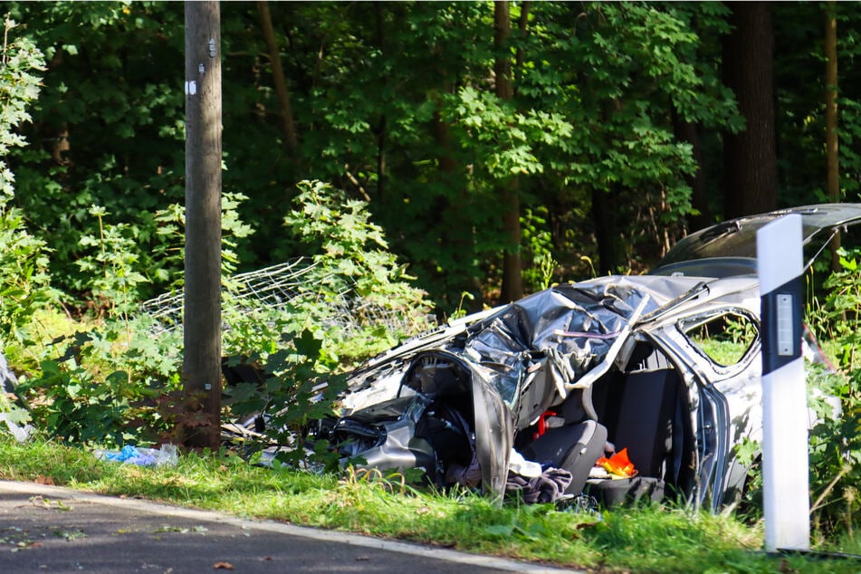 Der Dacia wurde infolge des Unfalls völlig zerstört. Der Fahrer erlitt schwere Verletzungen.