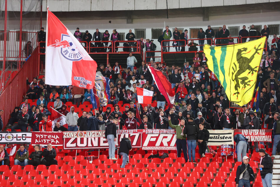 Um die 500 Fans aus Leipzig haben den Weg nach Belgrad mit angetreten. Im Vorfeld war davor gewarnt worden, in der Stadt möglichst nicht zu offensiv im RB-Outfit rumzuwandern.