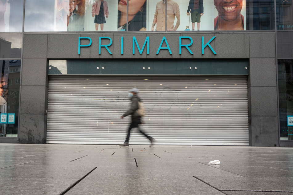 Geschlossen ist das Geschäft der Modekette Primark auf der Frankfurter Zeil.