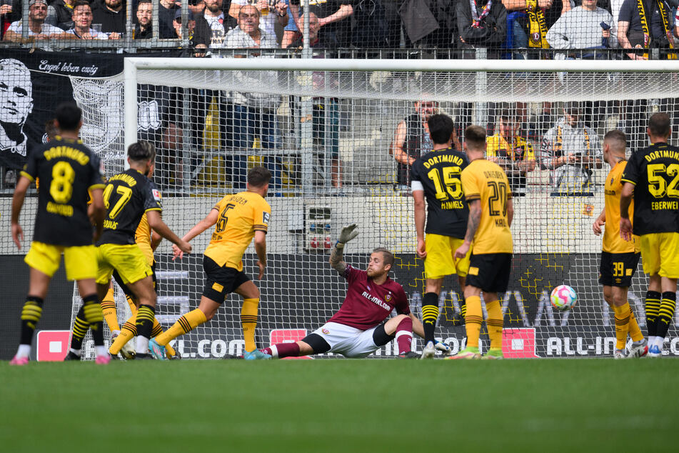 Dortmunds Antonios Papadopoulos (2.v.l.) trifft zum 2:0. Dynamos Torwart Sven Müller (26, im roten Trikot) konnte den Schuss auch mit aufgeblasenen Backen nicht halten.