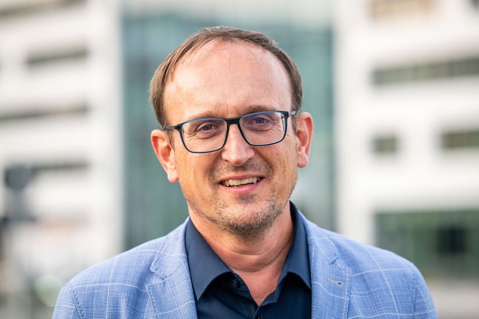Jörg Vieweg (55) vom Autoclub Europa kritisiert die Beschilderung der Baustelle am Kreuz Chemnnitz.