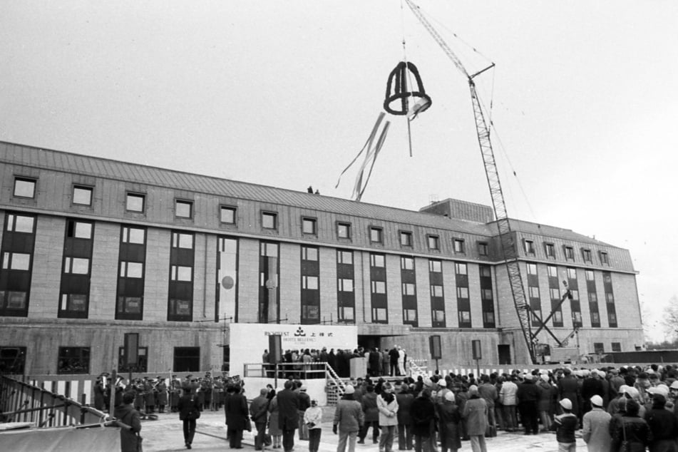 Am 9. März 1984 war Richtfest am Hotel Bellevue. Knapp ein Jahr später wurde es feierlich eröffnet.