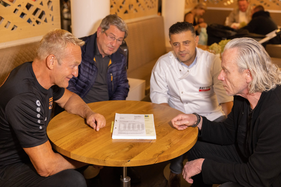 Gemeinsam lassen sich die WestPark-Mieter Volker Beidler (Fitnessstudio-Betreiber), Roland Schneider (Orthopädieschuh-Techniker), Zatis Dervesi (Pizzeria-Betreiber) und Peter Treubel (Friseursalon-Chef, v.l.) juristisch beraten.