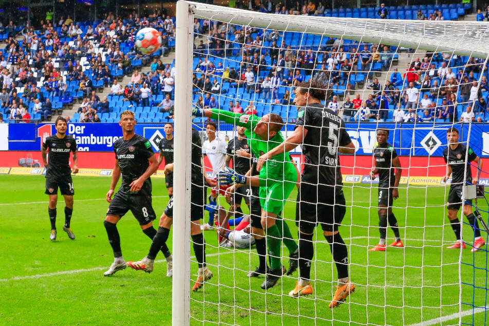 So muss es wieder werden, wenn Dynamo zurück in die Erfolgsspur will: Kevin Broll (26) und Co. verteidigten beim 1:1 beim Hamburger SV mit Mann und Maus das eigene Tor.