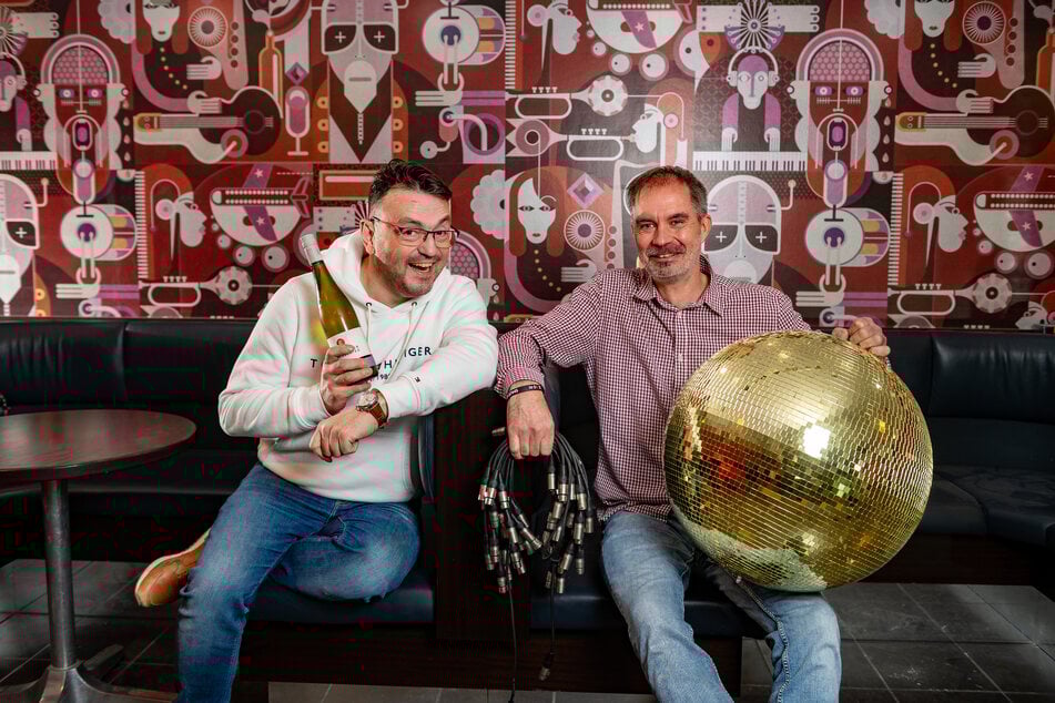 Maik Friedel (49, l.) und Hendrik Scholz (49) peppen die alte Disko zum "Club Bodenlos" auf.