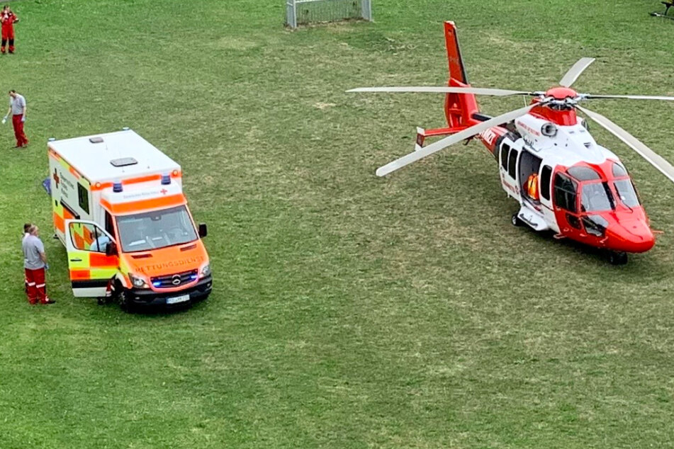 Mehrere Rettungshubschrauber waren im Einsatz, um die Mutter und ihre Kinder schnellstmöglich in Kliniken zu bringen.