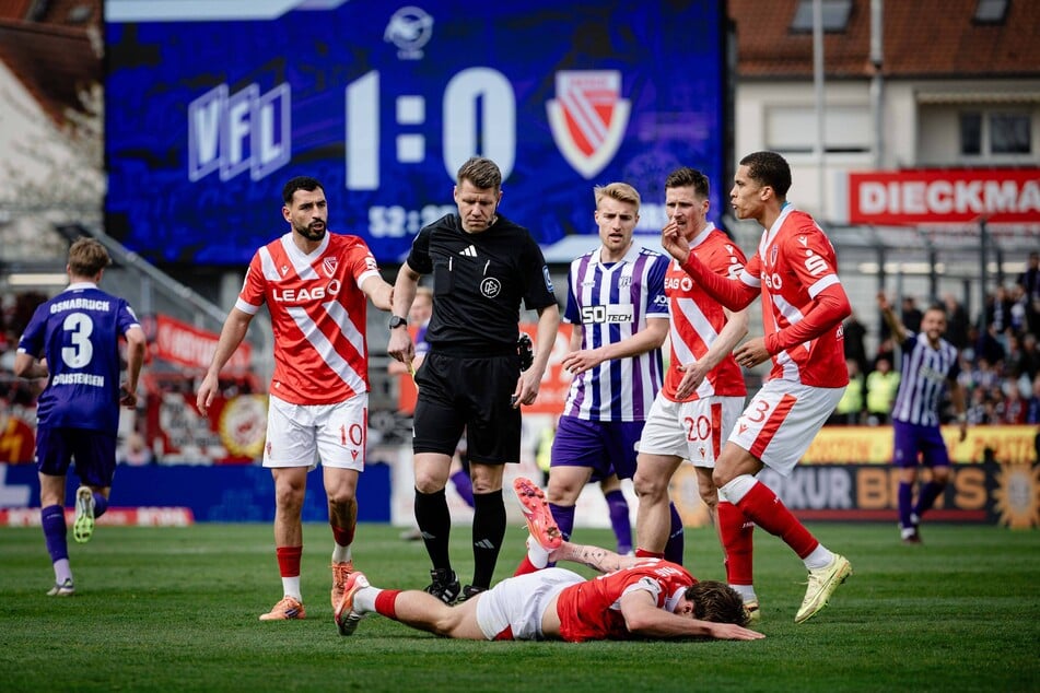 Energie diskutiert mit Schiedsrichter Patrick Ittrich (47, M.), einen Elfmeter gab es aber nicht. (Symbolfoto)