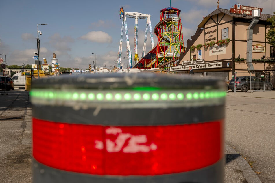 Ein hydraulischer Poller steht auf einer Zufahrtstraße zum Oktoberfestgelände.