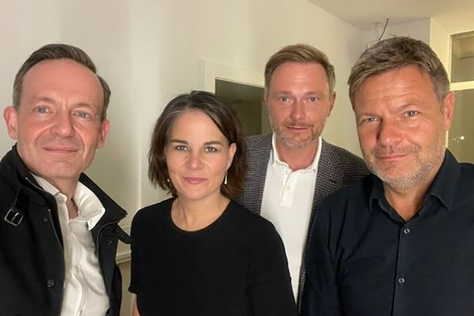 Ein Bild, welches schon jetzt Kult sein dürfte. Das "Zitrus-Selfie" um (v.l.n.r) FDP-Generalsekretär Volker Wissing (51), Annalena Baerbock, Christian Lindner und Robert Habeck.