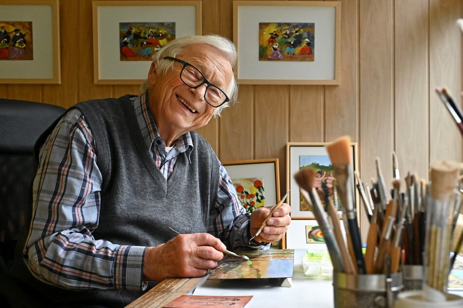 Gläser in seinem Radebeuler Atelier bei der Arbeit.