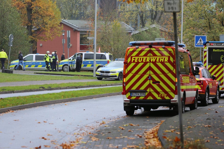 Rettungskräfte der Feuerwehr und Polizei sind bei einem größeren Polizeieinsatz in Bielefeld.