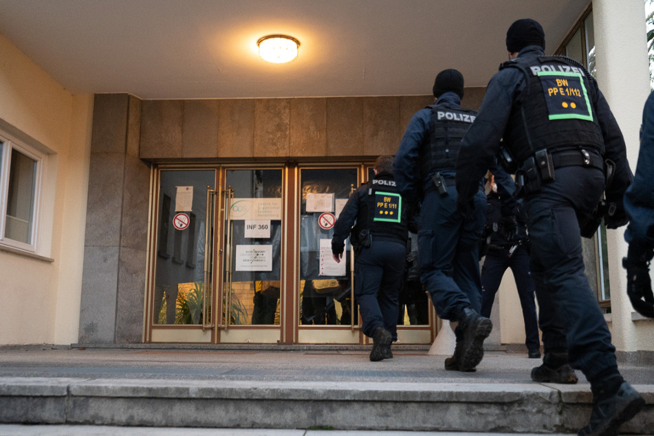 Heidelberg am Montag: Polizeibeamte betreten auf dem Gelände der Universität das Gebäude, in dem sich der Tatort des Amoklaufes befindet.