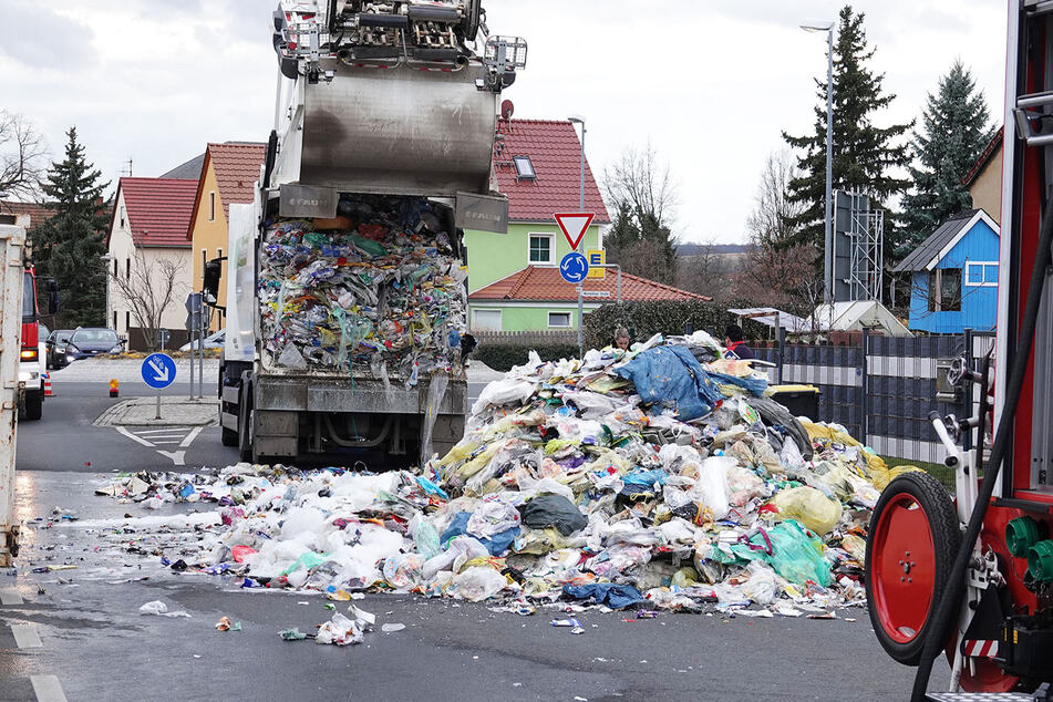 Dresden: Ladung von Müllwagen gerät in Brand: Straße voll gesperrt