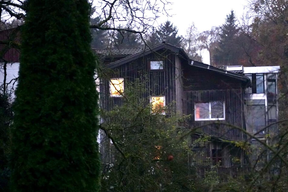 In einem Haus in Niederbayern ist ein älteres Paar getötet aufgefunden worden. Nach zwei Stunden fasste die Polizei die Tatverdächtige.