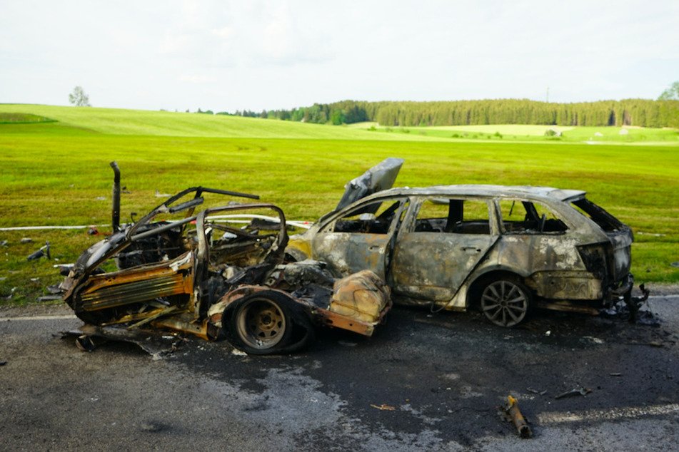 Sportwagen schleudert in Gegenverkehr: Autos fangen Feuer, 30-Jähriger stirbt