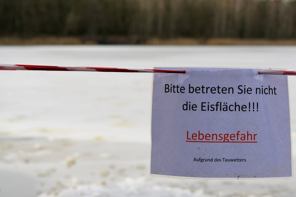 Da eine ständige Überwachung der Gewässer nicht gewährleistet werden kann, ist das Betreten der Eisflächen trotz Dauerfrost verboten. (Symbolbild)