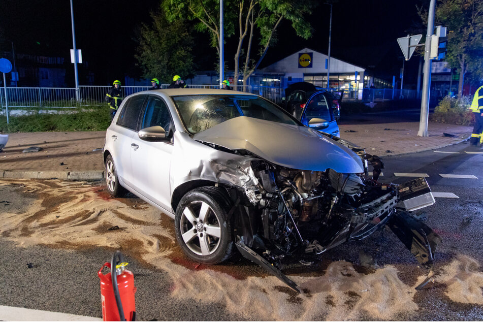 Die Trümmerteile liegen nach dem Unfall auf der Straße und dem Fußweg.