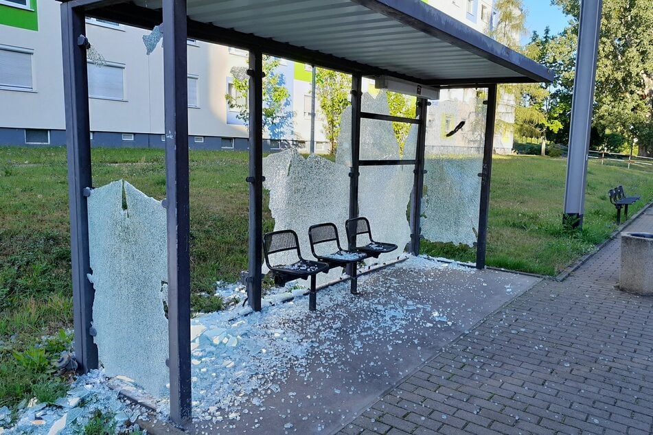 Vandalen sorgten in Coswig für einen fünfstelligen Schaden an Wartehäuschen.