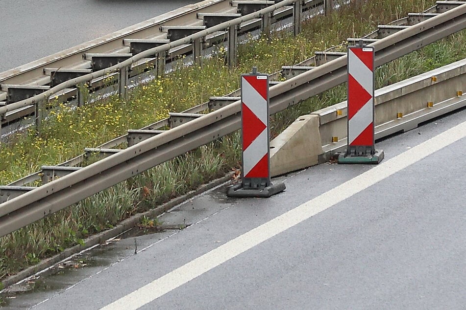 Eine eingedellte Mittelschutzplanke ist der Grund für die plötzliche Geschwindigkeitsbegrenzung.