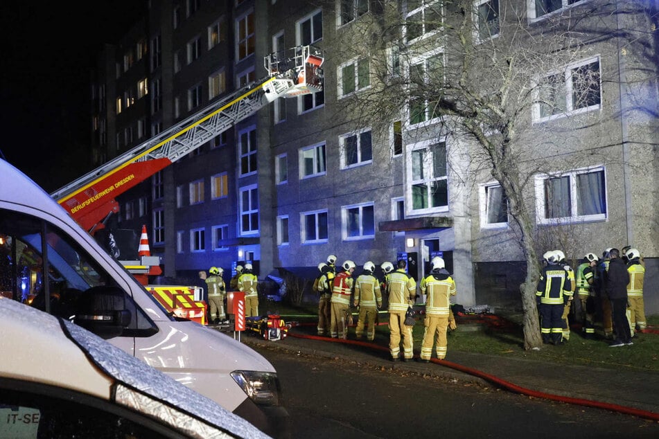 Die Rettungskräfte vor Ort im Einsatz.