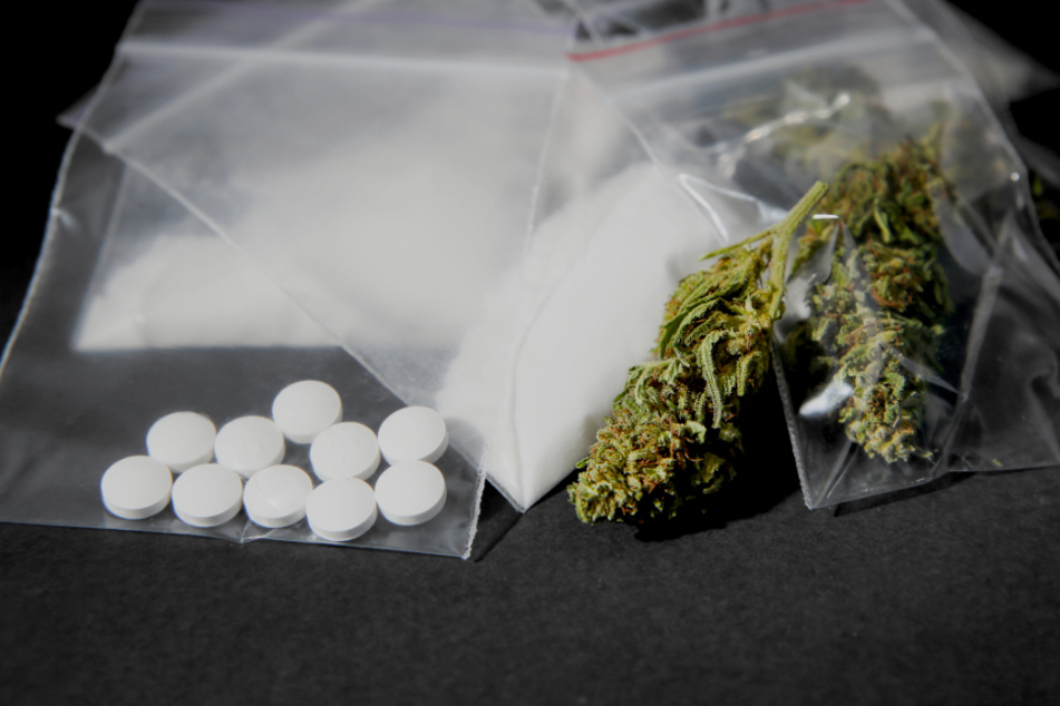 Kiloweise Marihuana, Koks und Amphetamine! Polizei nimmt bei Razzia mehrere Männer fest