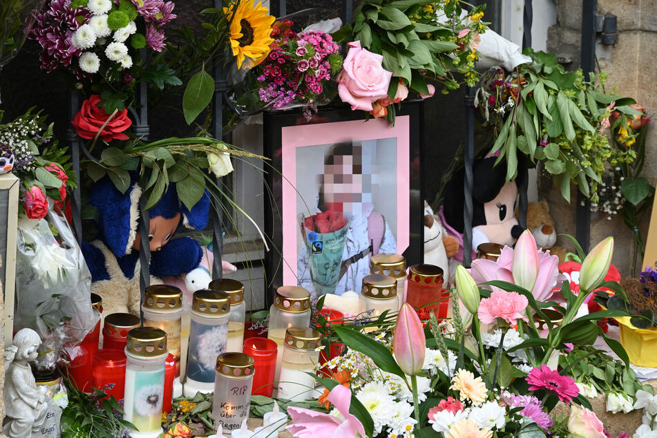 Viele Kerzen und Blumen wurden für Valeriia (†9) niedergelegt.