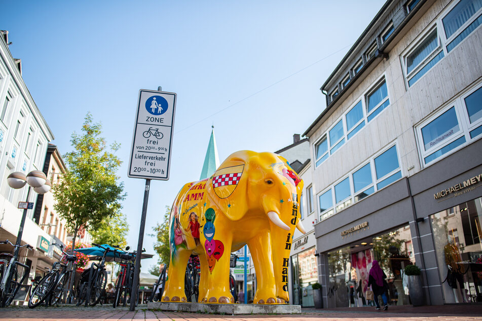 Ein Elefant, das Wahrzeichen und Maskottchen der Stadt Hamm steht am Eingang der Fußgängerzone. Nach einer Großhochzeit gibt es dort derzeit viele Neuinfektionen.