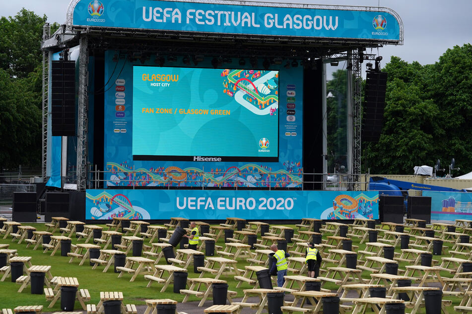 Die letzten Vorbereitungen werden für die UEFA EURO 2020 Fan Zone in Glasgow Green getroffen.