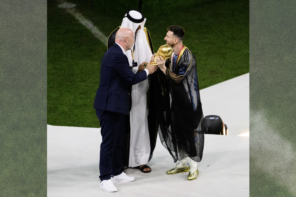 Scheich Tamim bin Hamad Al Thani (42, M), und Gianni Infantino (52, l) übergeben Lionel Messi (35) den WM-Pokal.