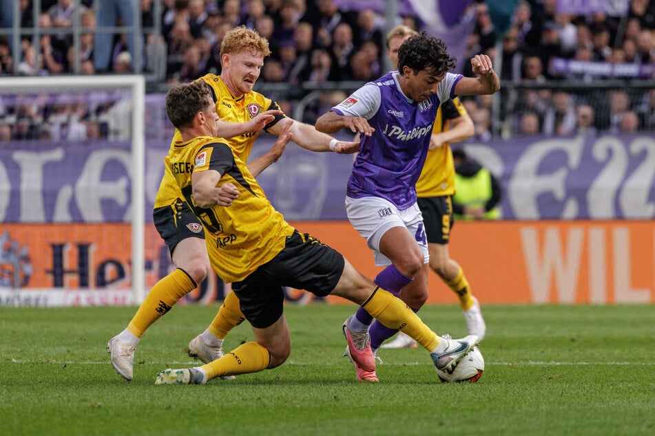 Dynamos Nicolai Rapp (l.) und Teamkollege Robert Wagner (M.) holen Osnabrücks Jonathan German Gomez von den Beinen.