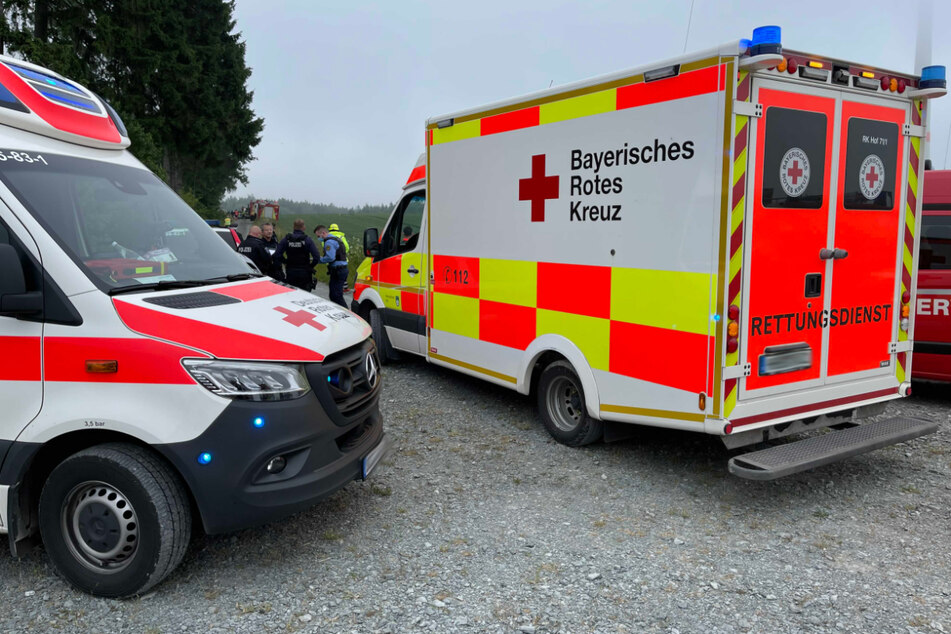 Rettungskräfte stehen nahe dem Unglücksort.
