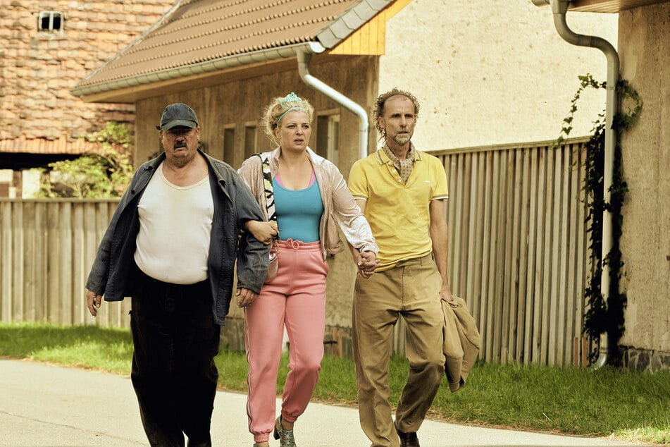 V.l.n.r.: Hermann (Peter Kurth), Tina (Jördis Triebel) und Bernd Schlüter (Jan Georg Schütte) sagen der Wasserknappheit in Klein-Schappleben den Kampf an.