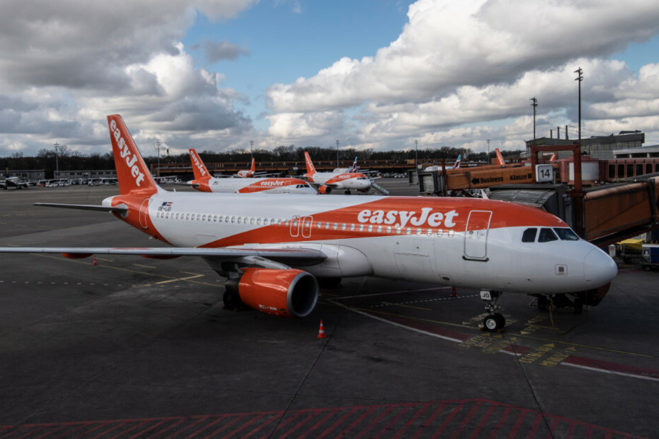 Flugzeuge des Unternehmen easyJet stehen am Flughafen Tegel.