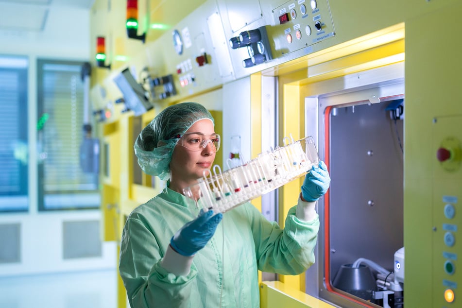 Anna-Maria Zerges im Labor im Helmholtz-Zentrum Dresden-Rossendorf (HZDR).
