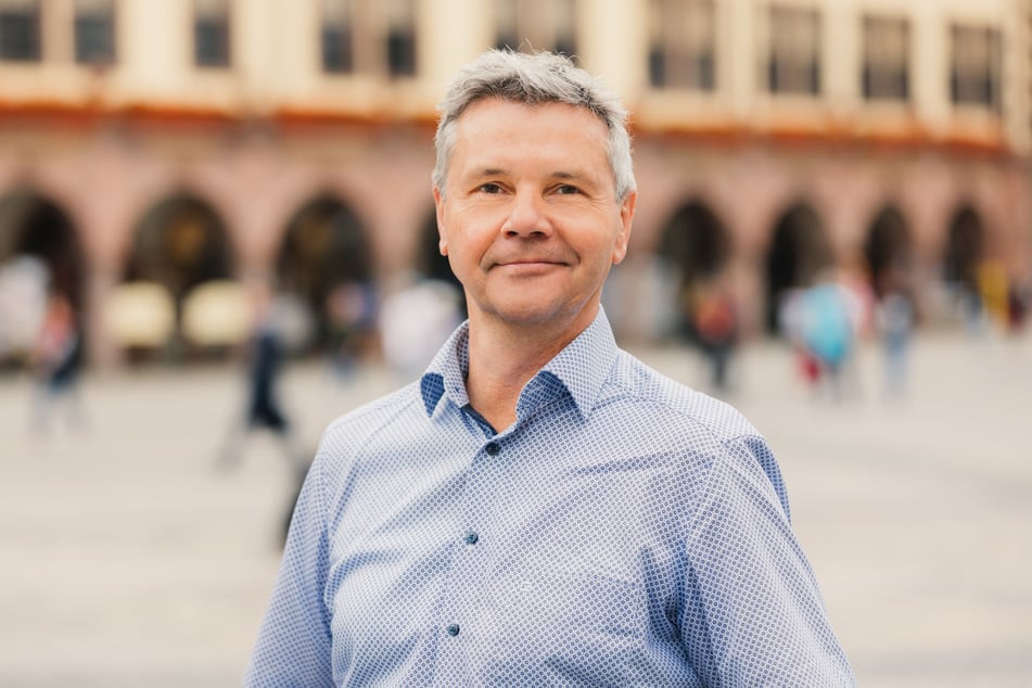 Marktleiter Walter Ebert (66) hatte schon die Idee auf dem Tisch, dass Leipzig und die Partnerstadt Frankfurt am Main einfach die Weihnachtsbäume tauschen. Sie wurde wieder verworfen.