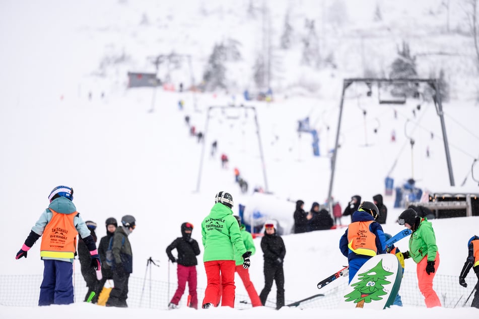 Nach kräftigen Schneefällen waren viele Wintersportler im Harz unterwegs.