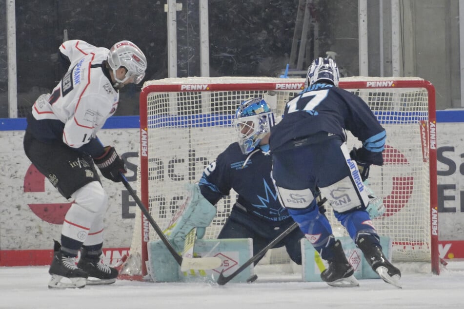 Janick Schwendener (M.) konnte die späte Pleite der Eislöwen nicht verhindern.